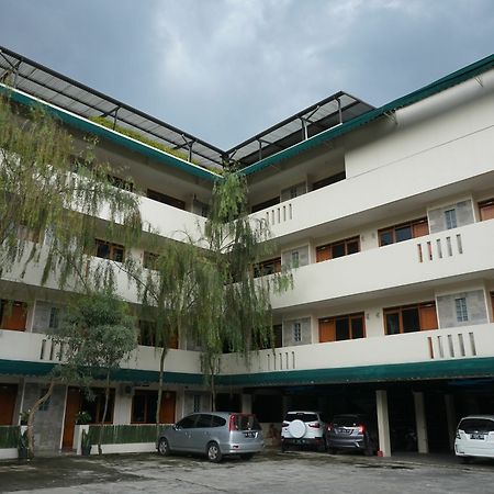 Reddoorz Plus @ Ciumbuleuit Area Bandung Exteriér fotografie